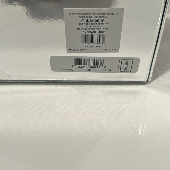 Michael Kors Gray & White Hat, Scarf and Gloves Set. - Picture 5 of 5